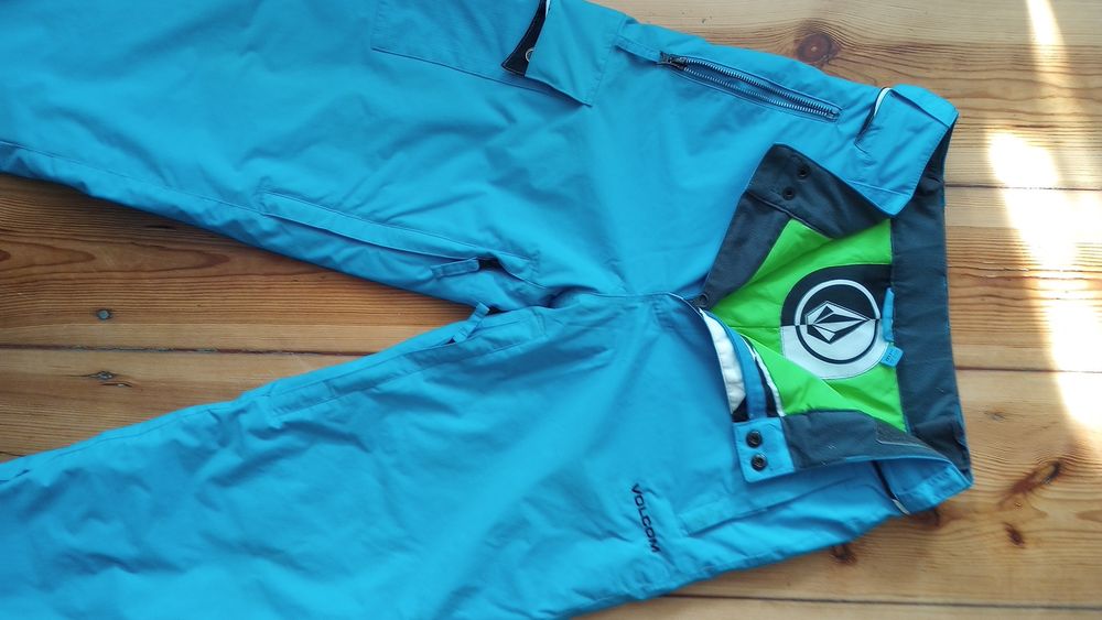 Szalone spodnie snowboardowe Volcom dla odważnych miłośniczek zimy!