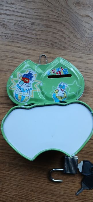 Metalowa skarbonka dla dzieci zamykana na kłódkę zabawkową