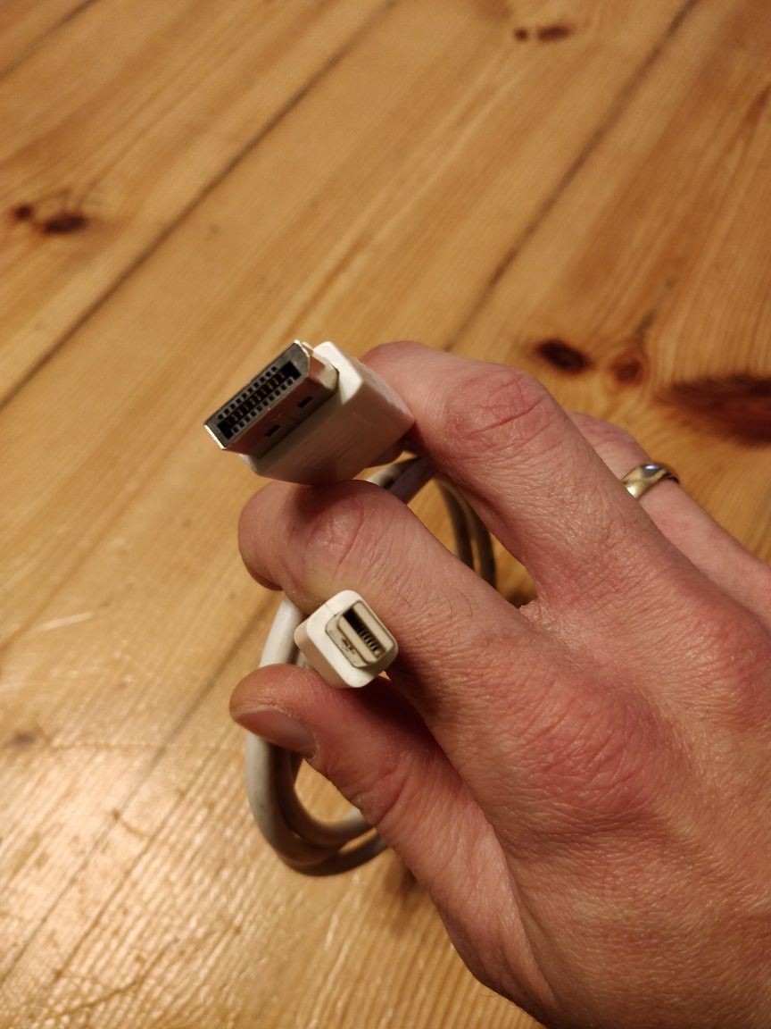 Przewody VGA, HDMI, display port, przejściówka DVI