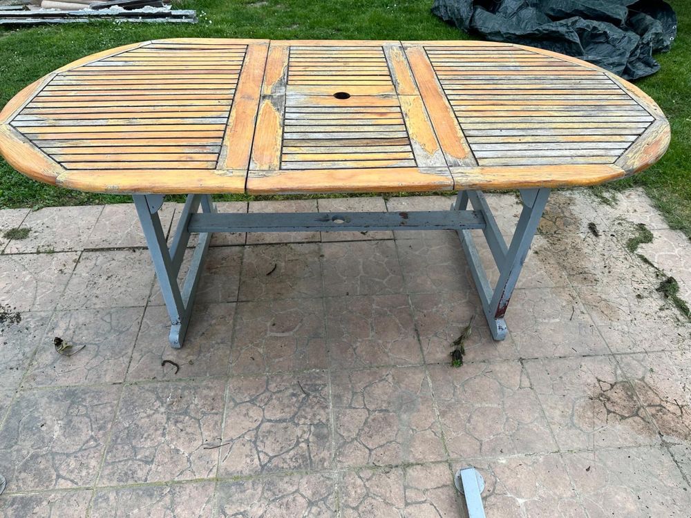 Drewniany stół ogrodowy do renowacji