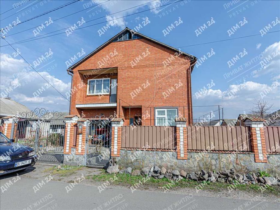 Будинок з господарськими спорудами у Решетилівці