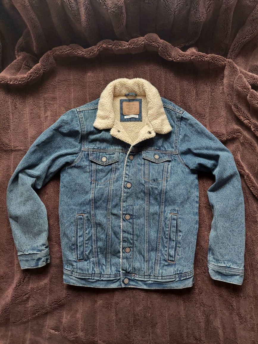 Куртка джинсова фірми Levis pull&bear оригінал 

Розмір:  S

Стан хоро