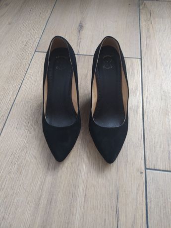 Eleganckie, czarne buty na koturnie