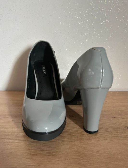 Buty na obcacie szare lakierowane