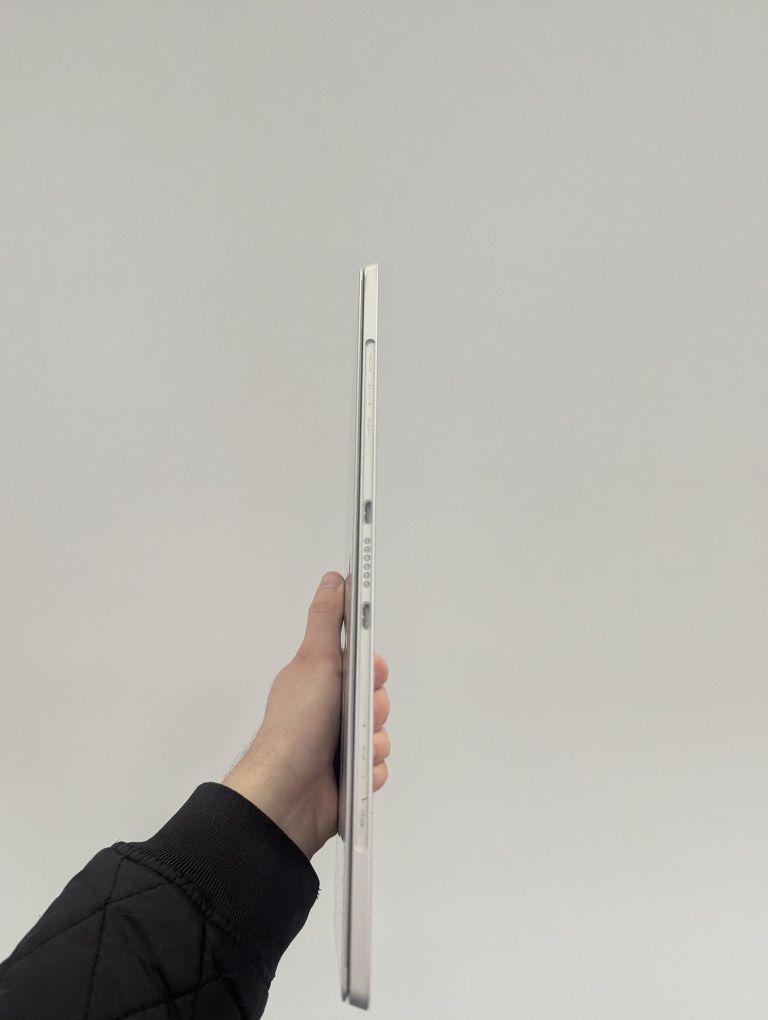 Surface pro 4 i5 8 RAM 256 SSD SAMSUNG