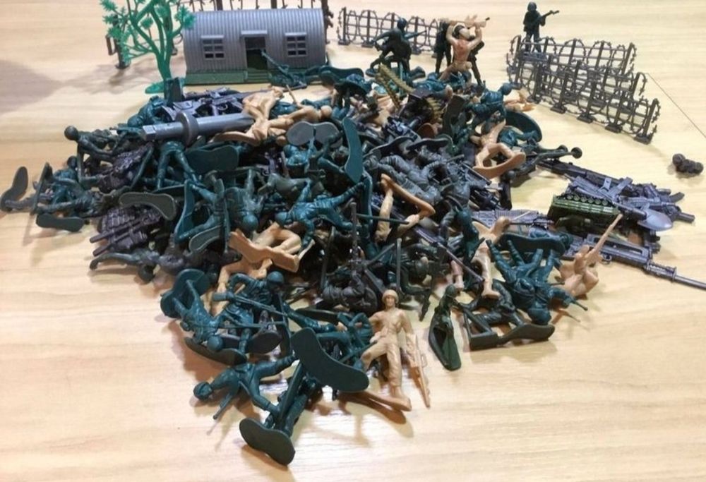 Lote de cerca de 150 bonecos militares em plástico