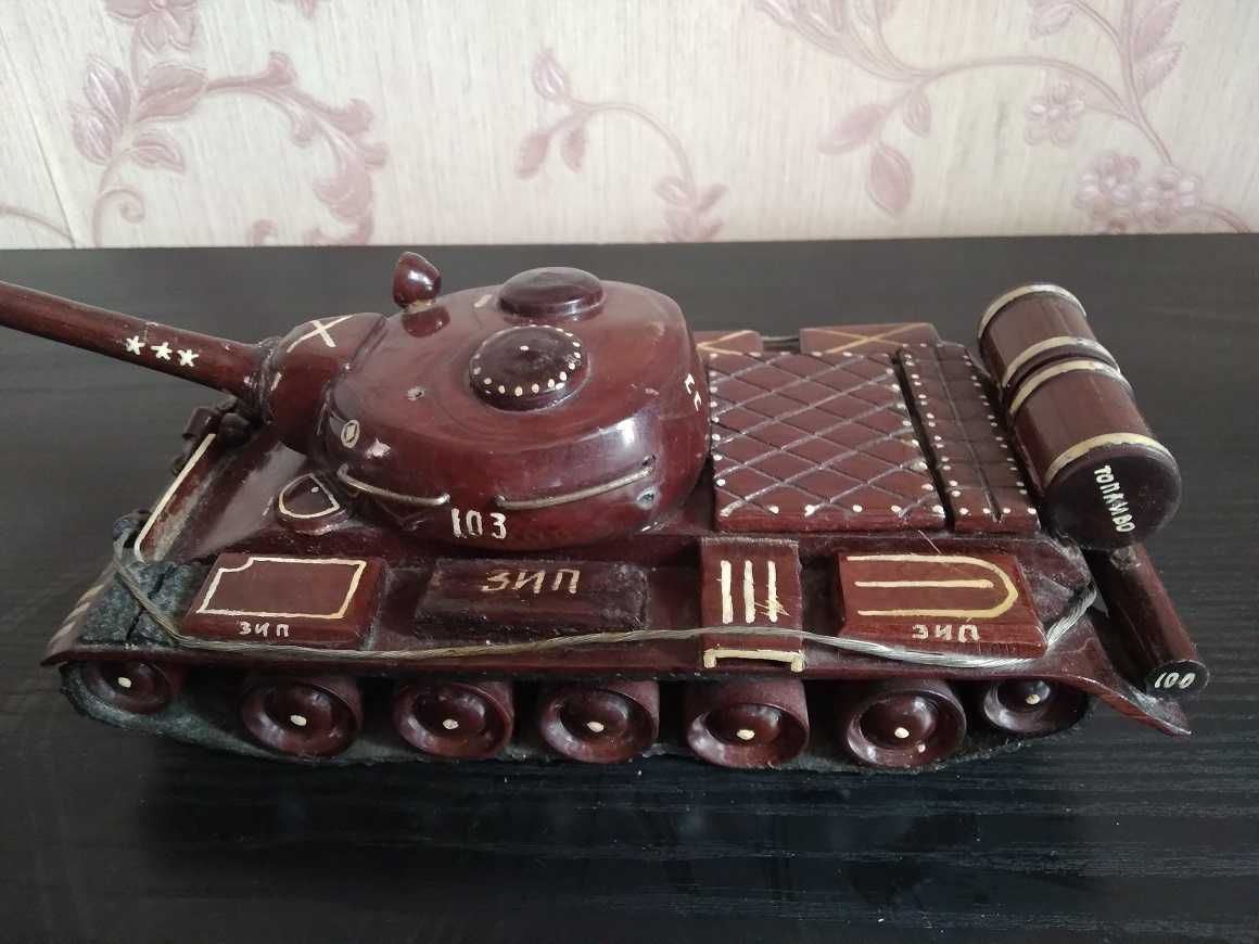 Танк Т-55 Красного дерева Работа прошлого века Вещь в одном экземпляре