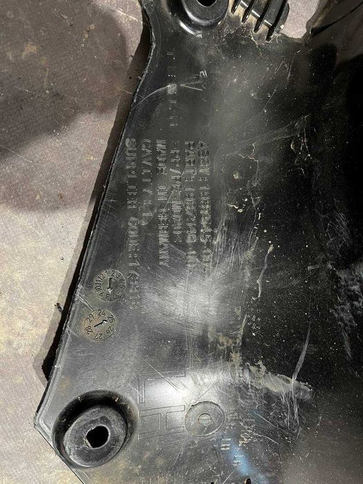 Підкрилок передній лівий Tesla Model Y Juniper 2025