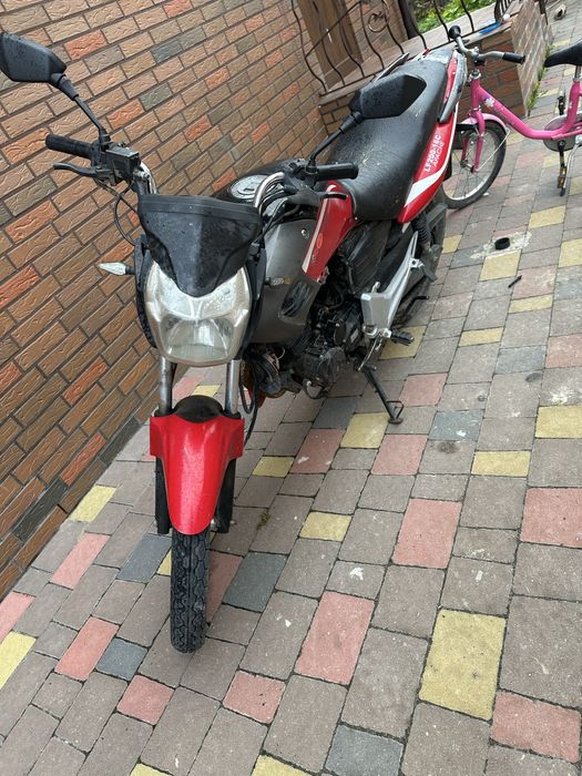 Мотоцикл ліфан 200 2012року заводиться їде добре