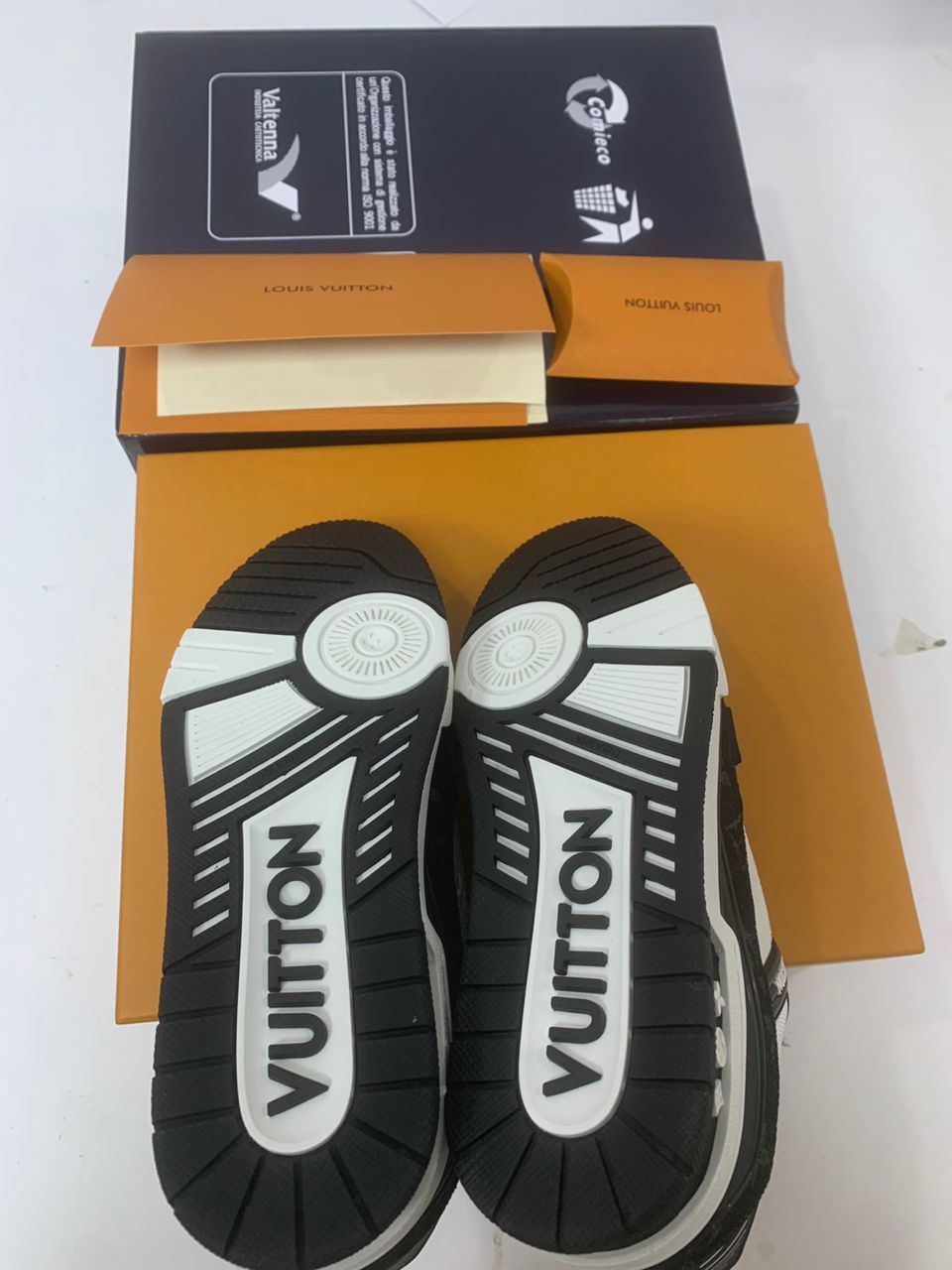 Louis Vuitton LV Branco Preto