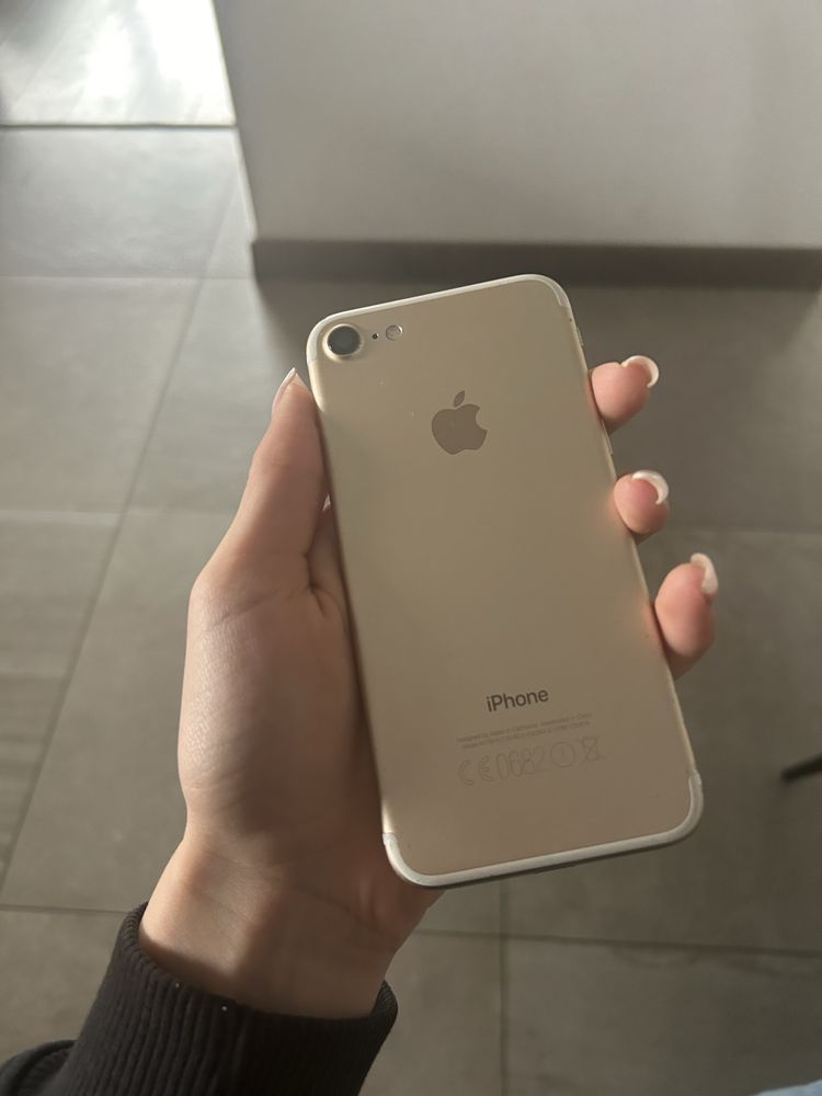 Piękny złoty Iphone 7