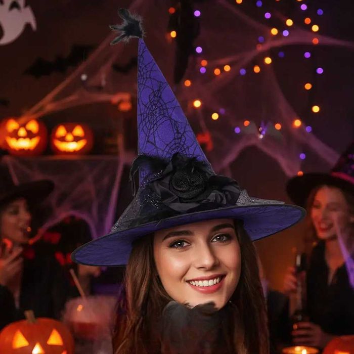 Капелюх відьми з трояндою