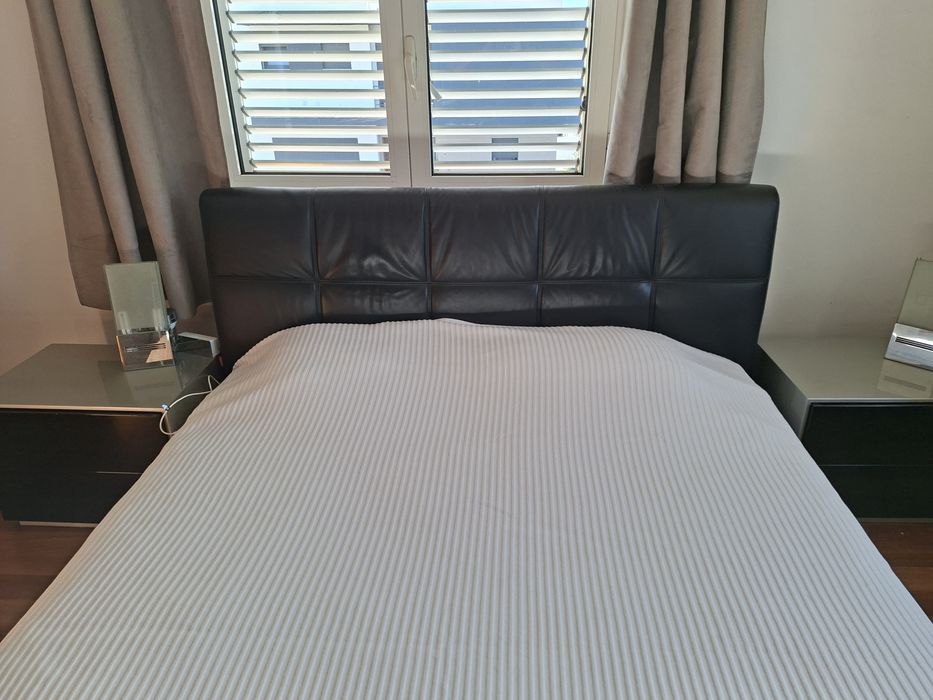 Mobilia de quarto com cama + 2 mesas de cabeceira e 1 cómoda