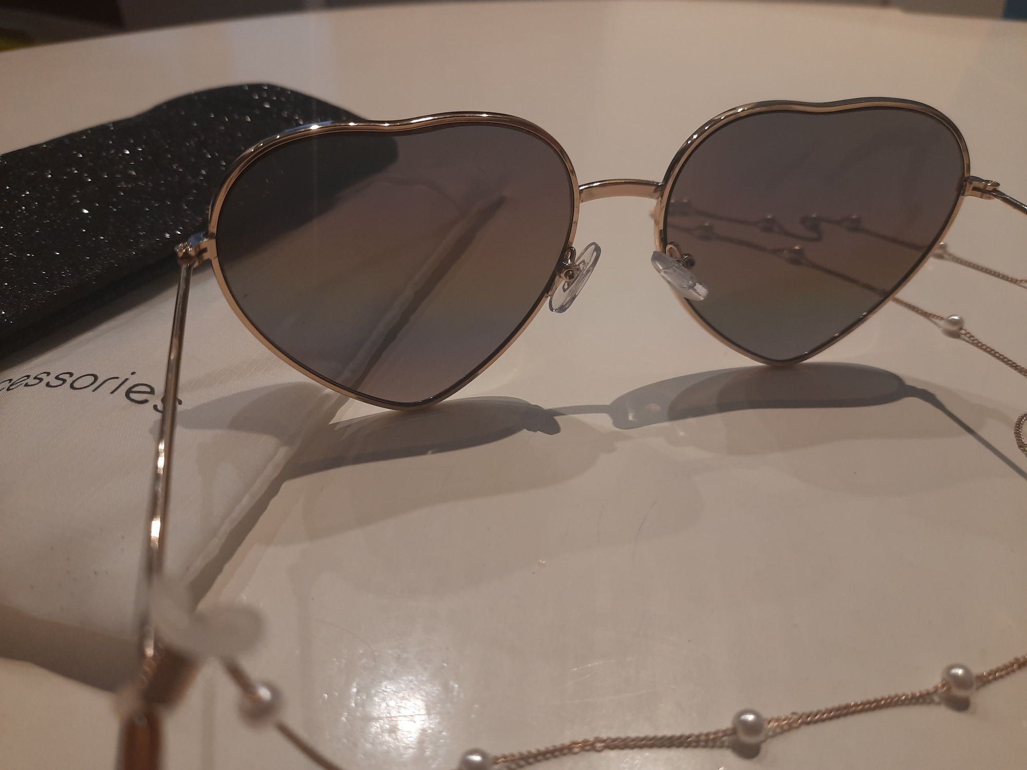 Okulary przeciwsłoneczne serca-piękne +łańcuszek i etui