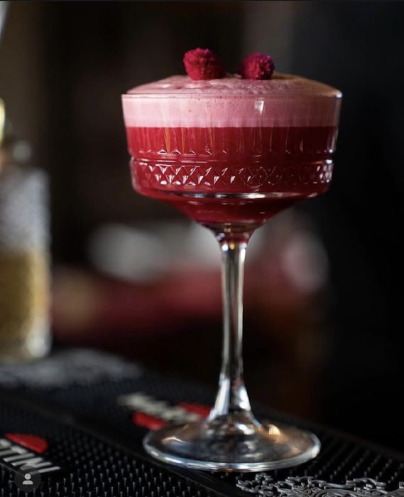 Barman na wesele cheers cocktail bar