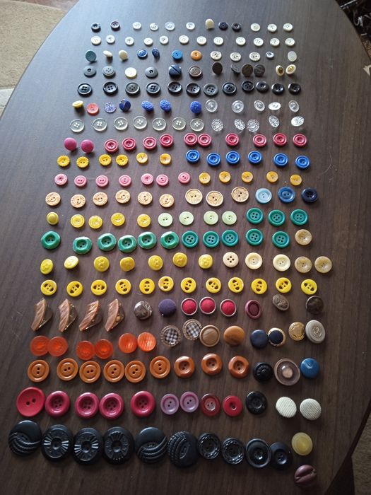 Набір гудзиків 240 шт. за 100 грн молнії по 10 грн