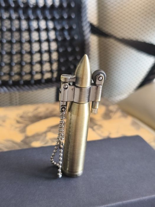 Isqueiro a Gasolina Novo Bullet em aço.