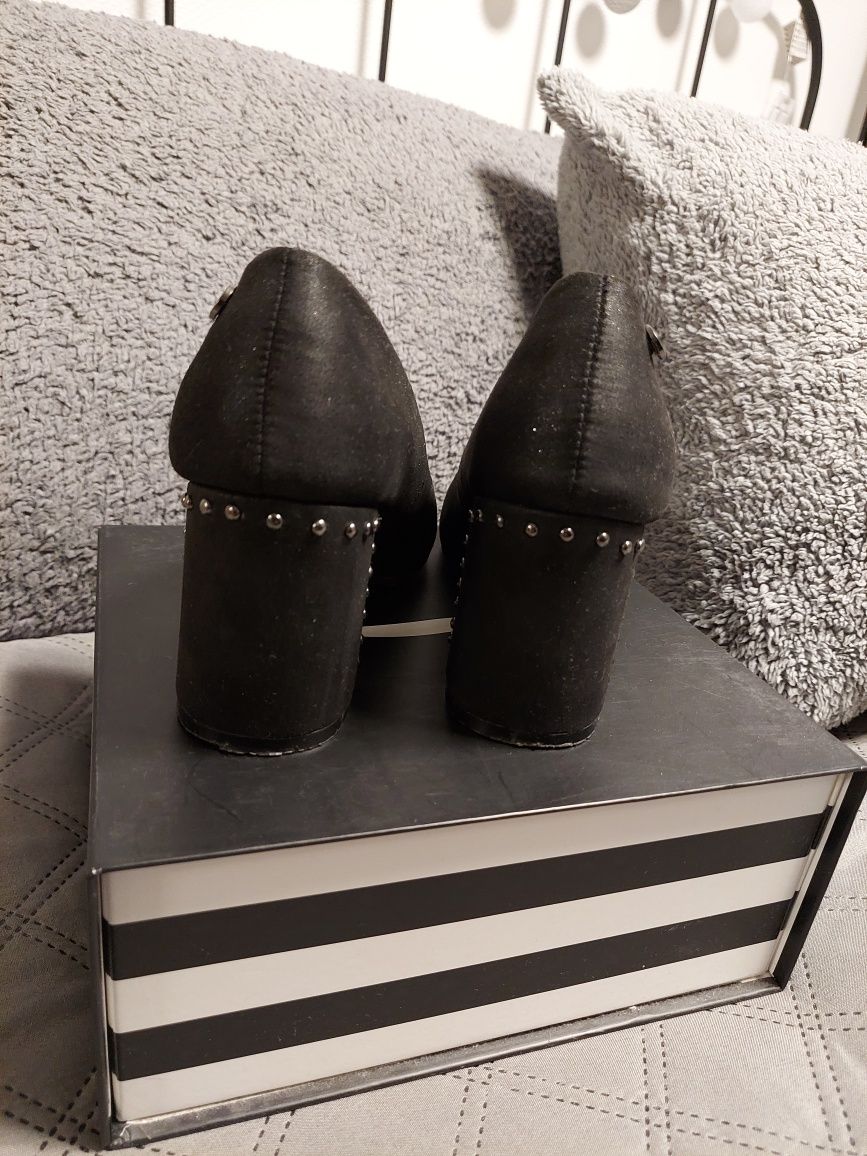 Buty czarne ze srebrnym połyskiem 36