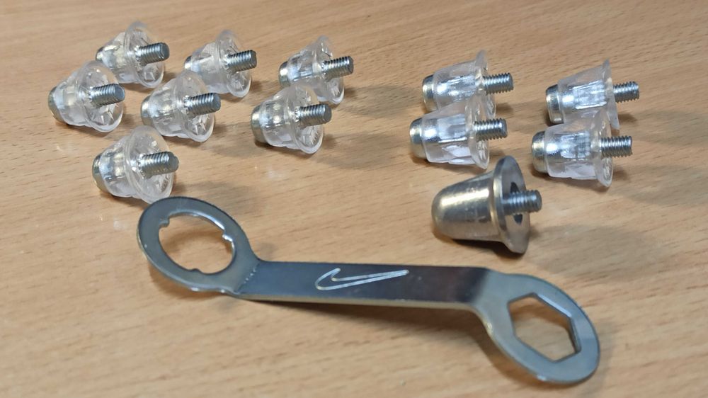 Змінні пластикові шипи для футбольних бутс + ключ Nike