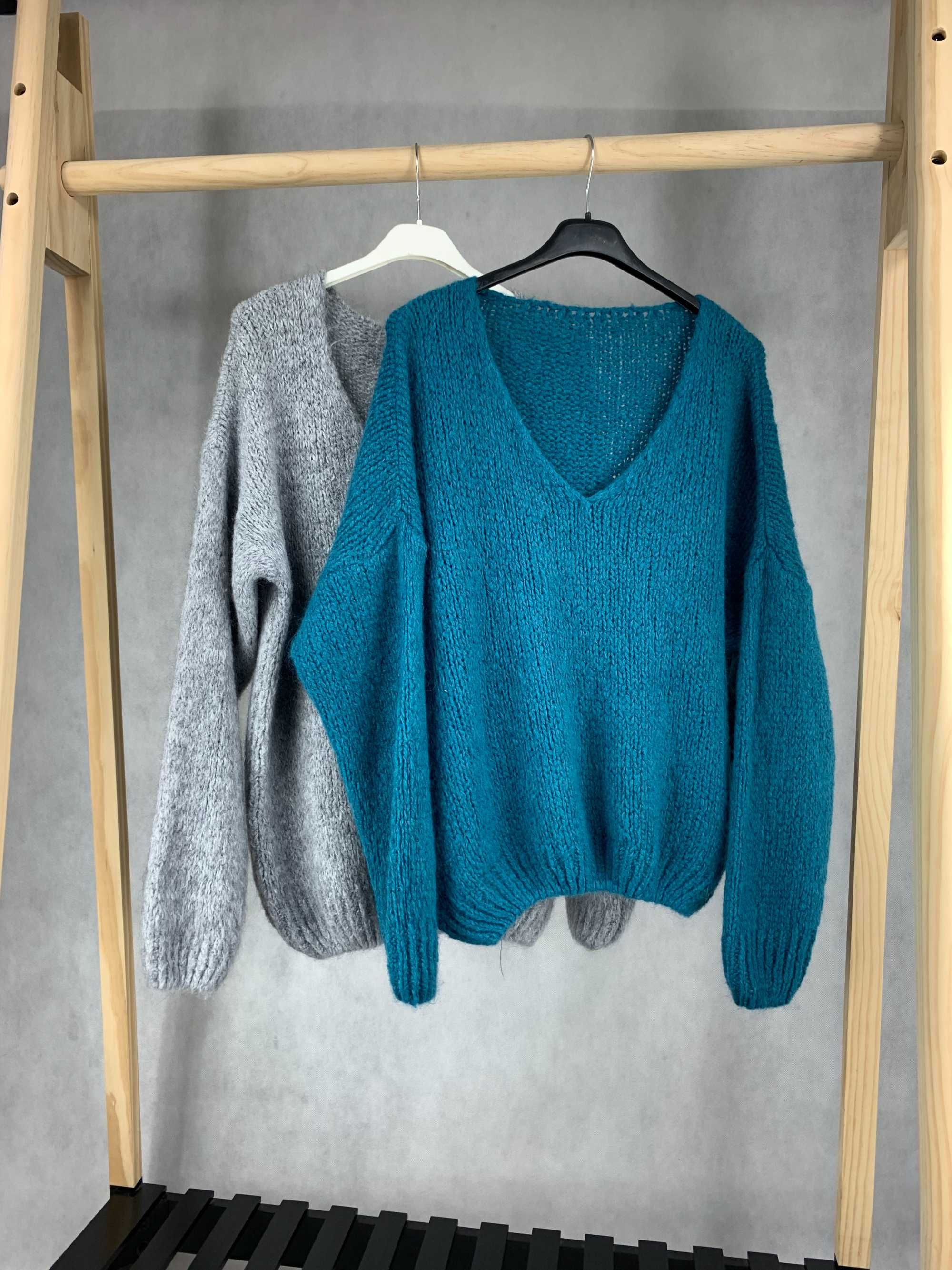 Sweter w szpic/ nowy/ kolory