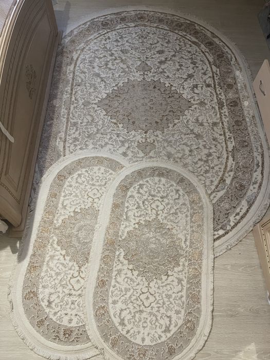 Продам набір Ковер і приліжкові