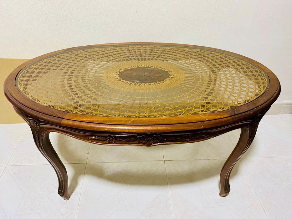 Mesa de centro em palhinha e madeira