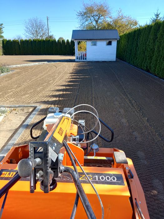 Prace ziemne miniładowarką niwelacja profilowanie plantowanie Avant