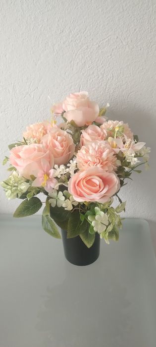 Piękna kompozycja na grób stroik na drewnie