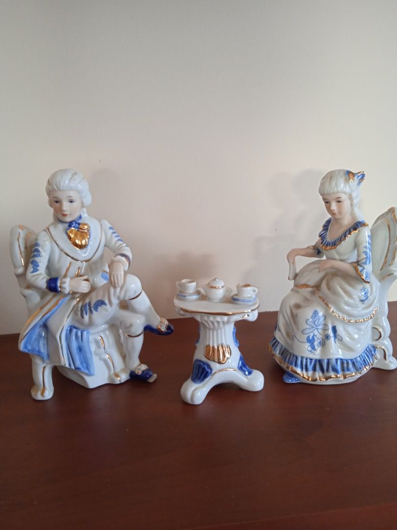 Porcelanowe figurki wiktoriańskiej pary przy herbacie