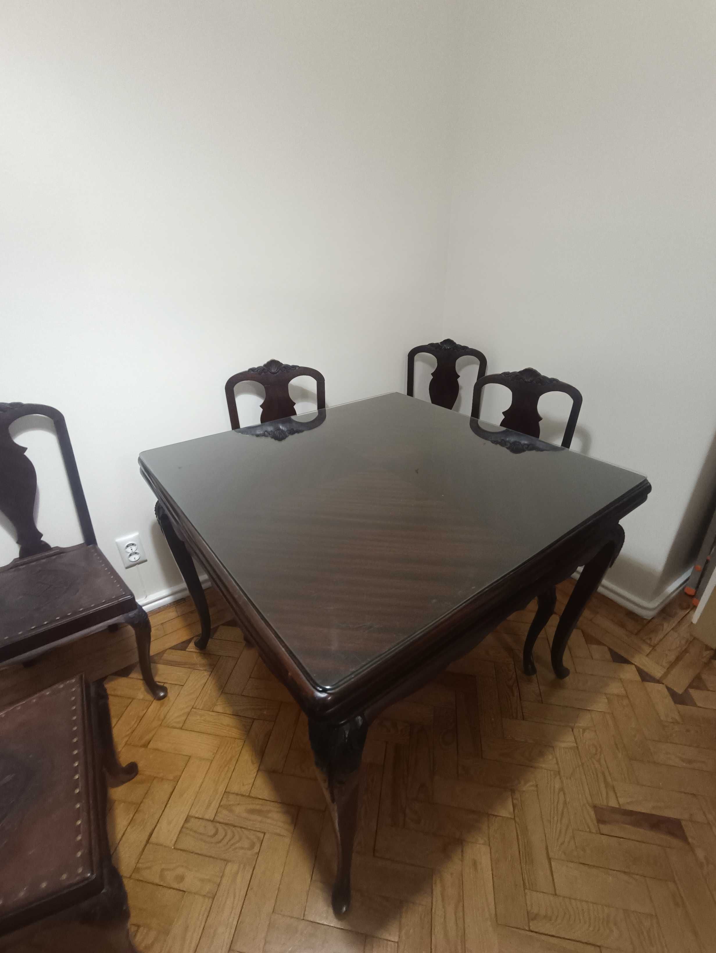 Mesa e cadeiras estilo Queen Anne