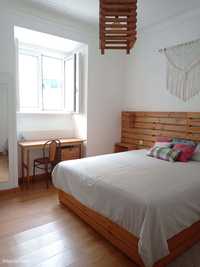 Comfy room in a 3 bedroom apartment in Benfica - R1