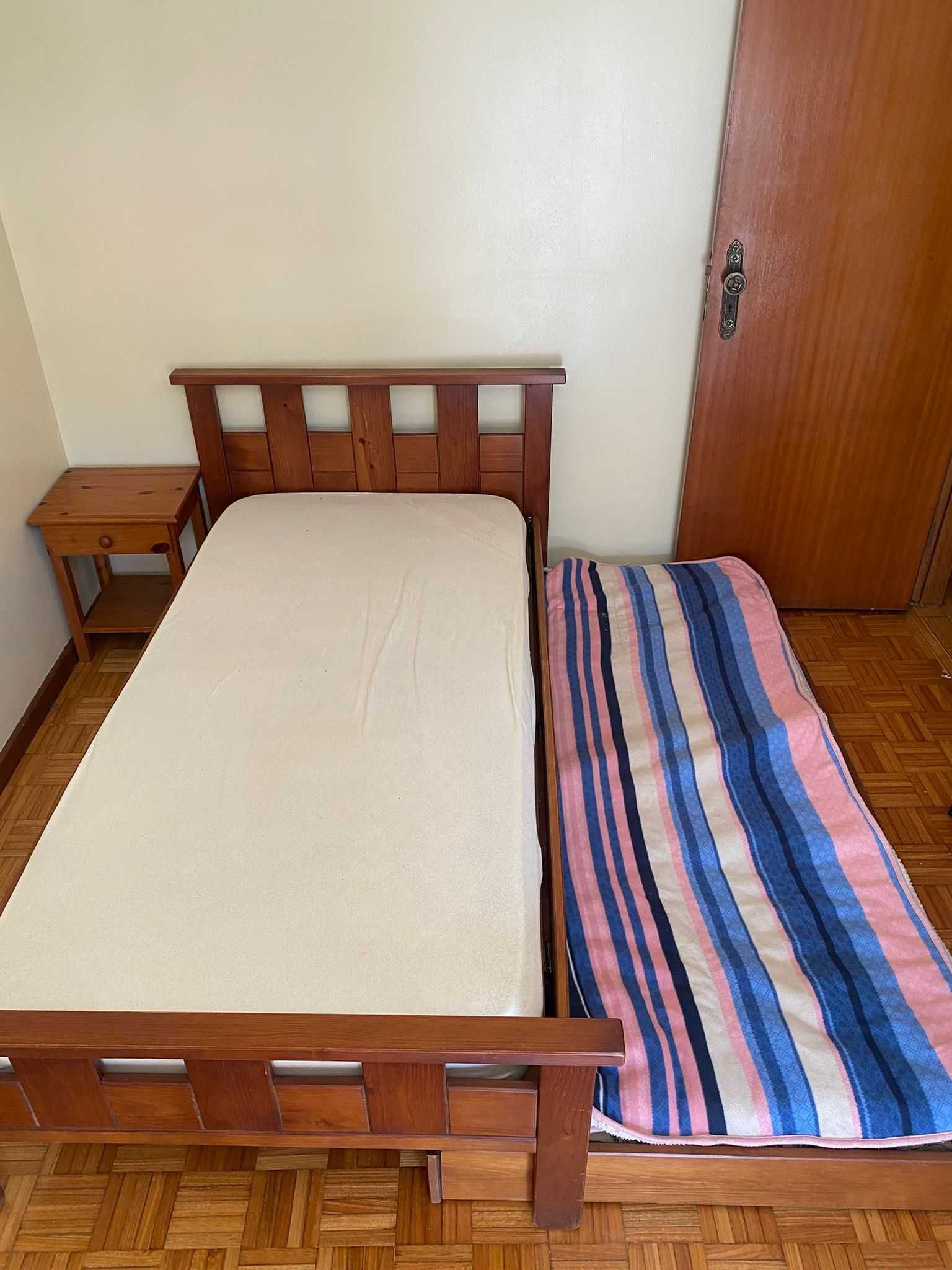 Cama de solteiro, com gaveta em madeira maciça (2 colchões incluídos)