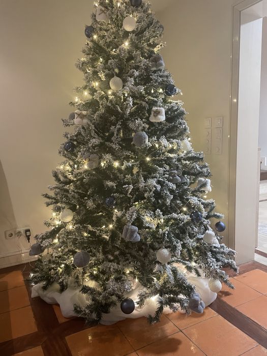 Arvore de Natal grande com efeito neve