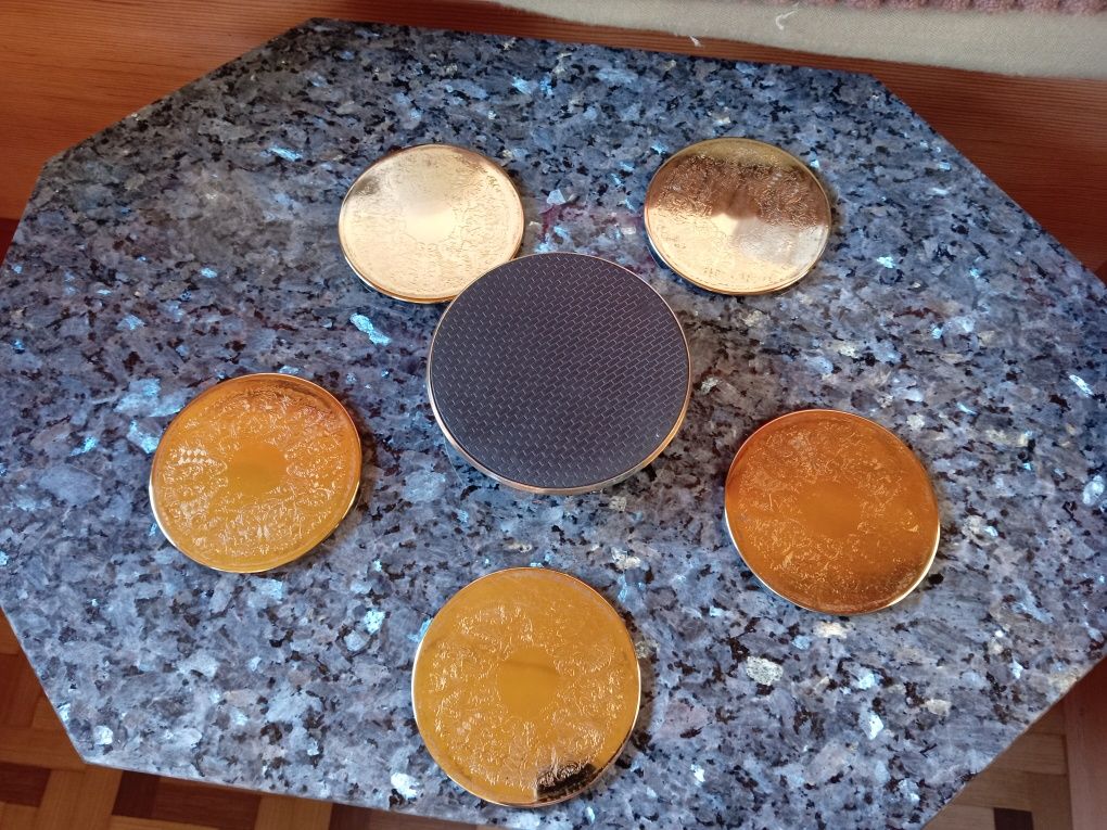Stojak z podkladkami pod kubki