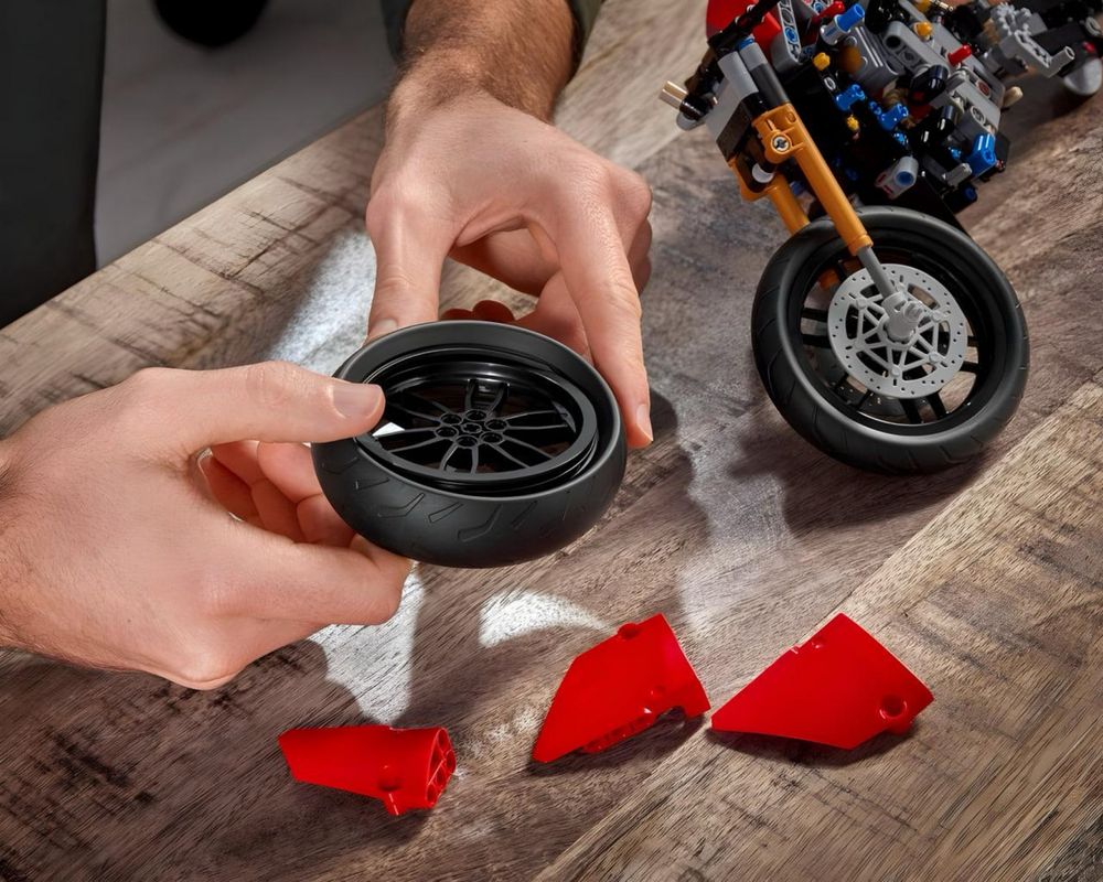 Конструктор Technic Ducati Panigale V4 R 1/1 з LEGO