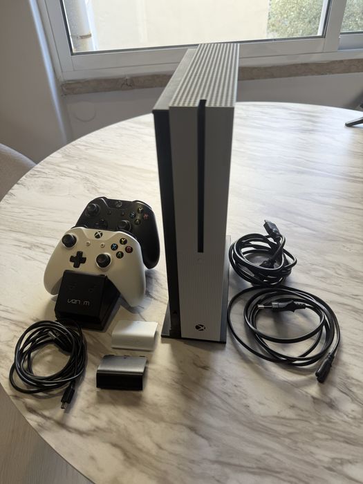 Xbox One S 1 TB com leitor, 2 comandos, baterias e stand vertical
