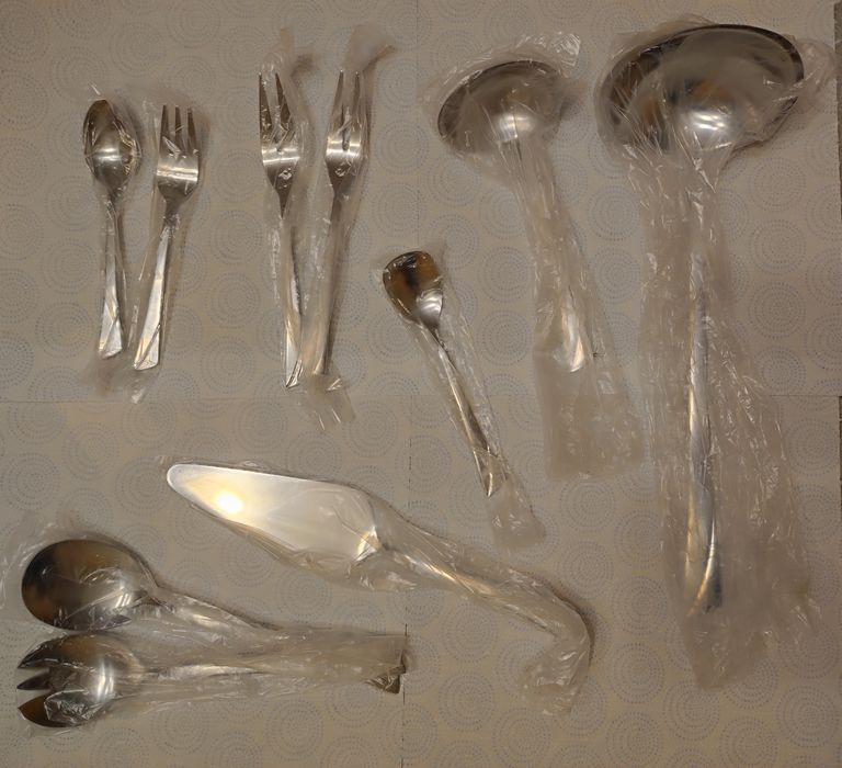 Zestaw sztućców w walizce firmy Kinghoff 72 szt. wysoki połysk