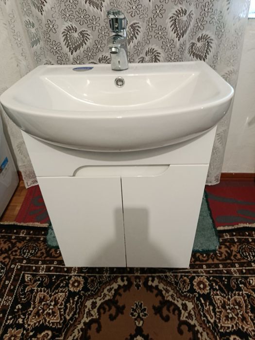 Продам тумбочку с раковиной в ванную комнату в отличном состоянии.