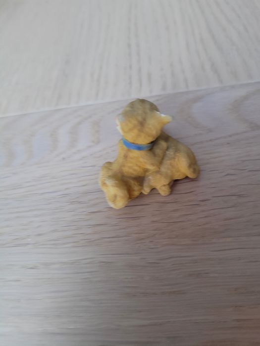 Porcelanowa figurka koty, bawiace się kotki