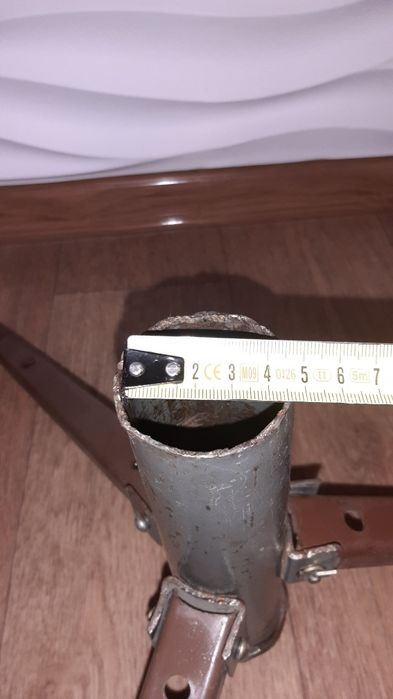 Тримач тринога для ялинки