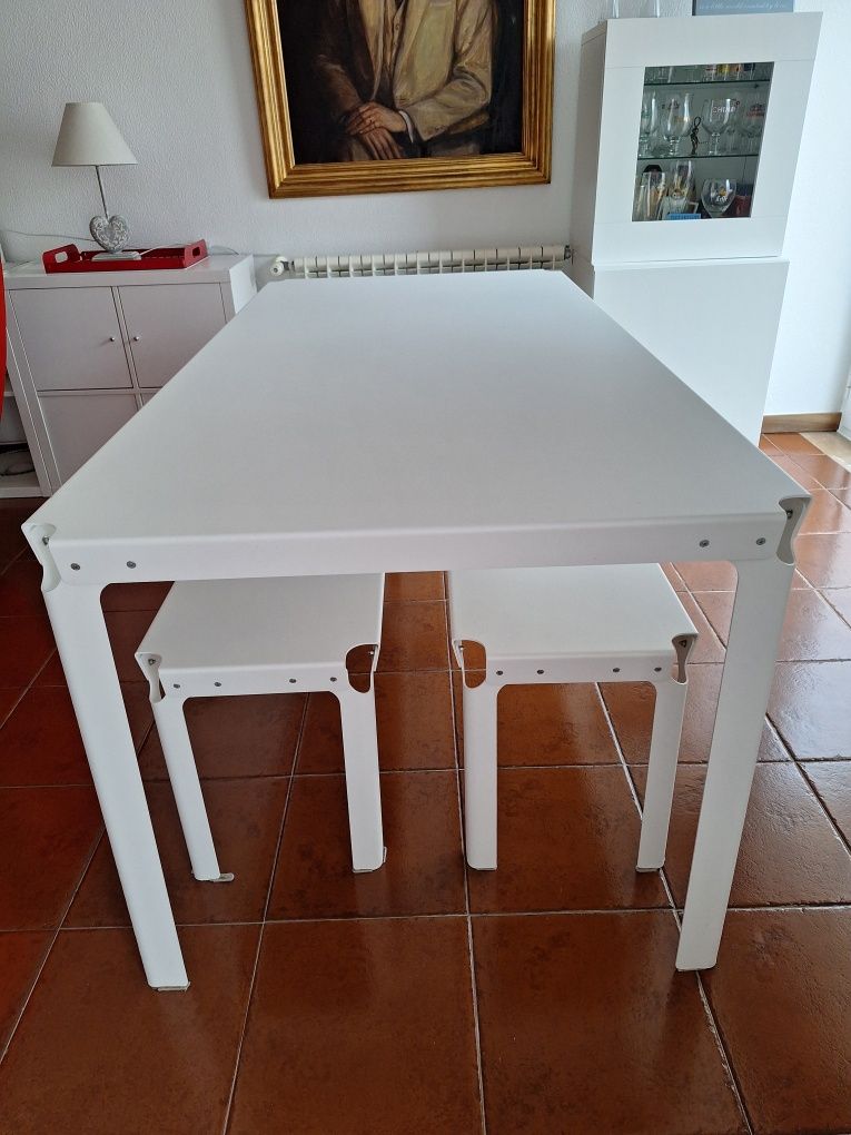 Mesa refeição + 2 bancos corridos + 1 banquinho
