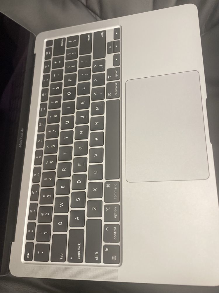 Продам Macbook Air M1 8/256 A2337