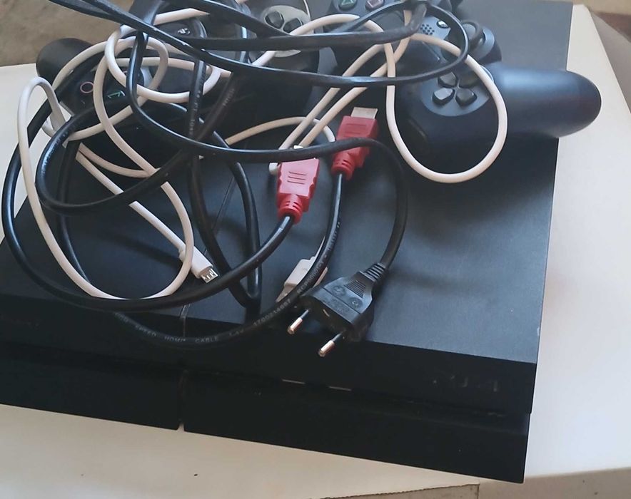 Playstation 4 com dois comandos novos e fios originais