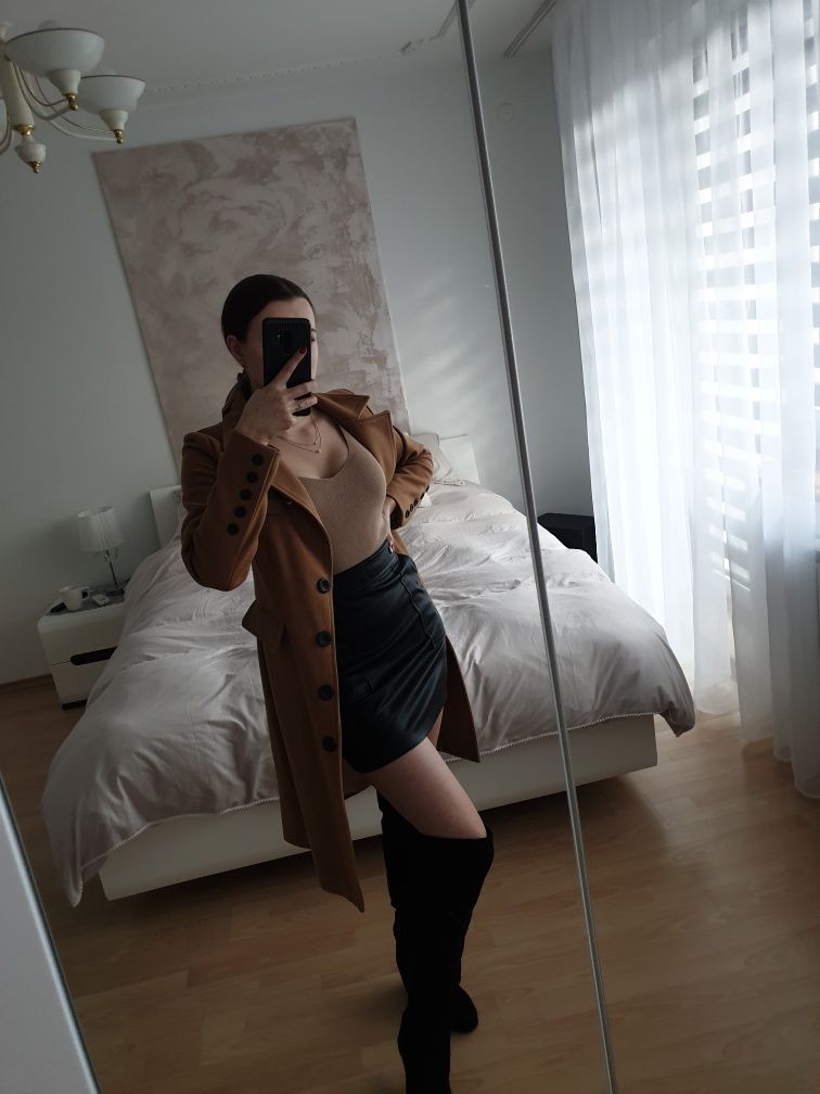 Nowy płaszcz La Perla czarne guziki długi elegancki camel
