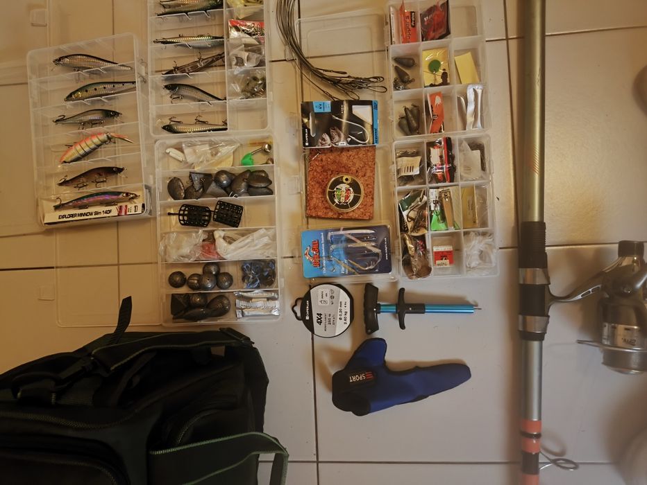 Cana de pesca completa e mala cheia de material de pesca