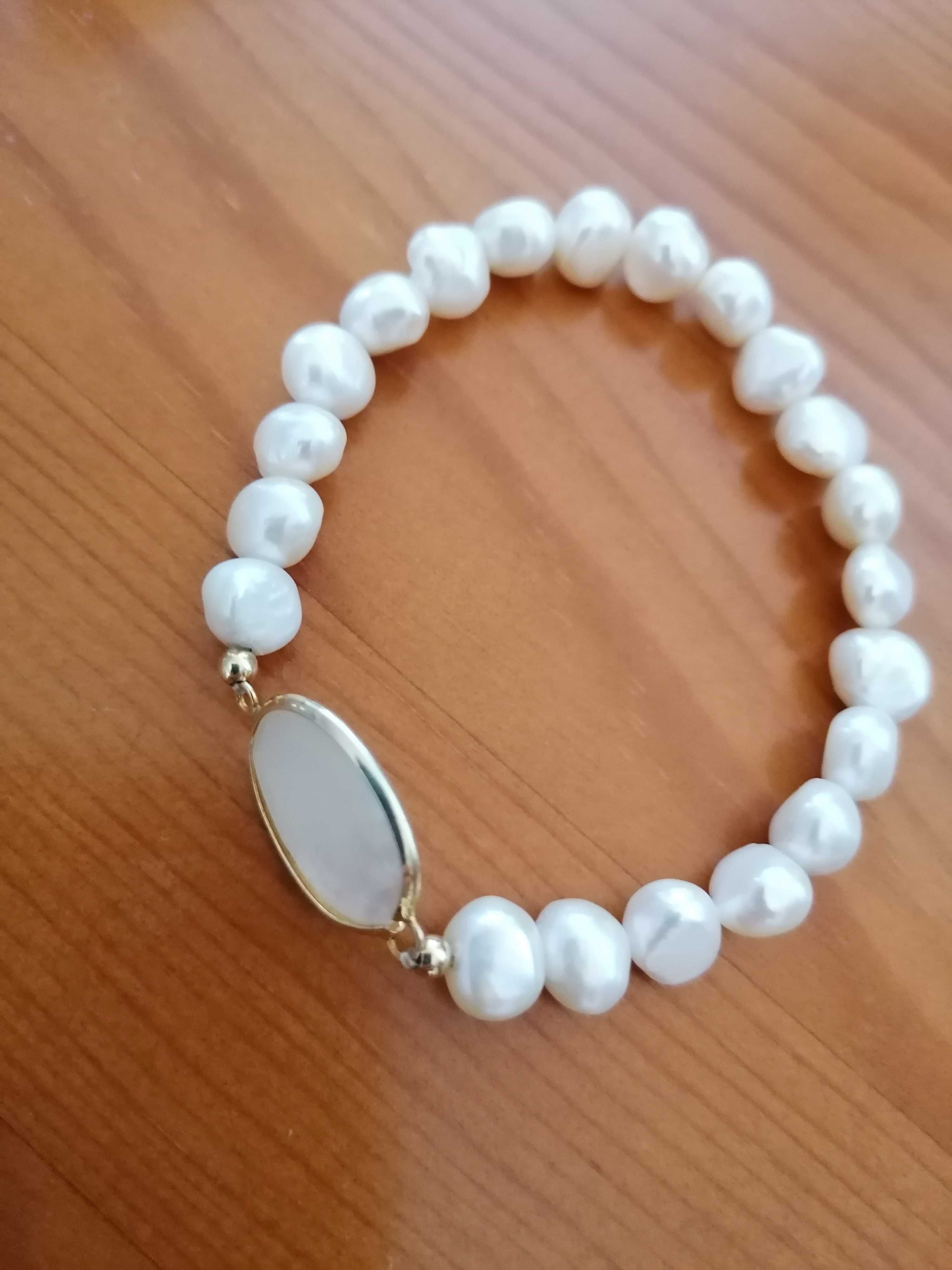 Duas pulseiras em pérolas e aço inoxidável