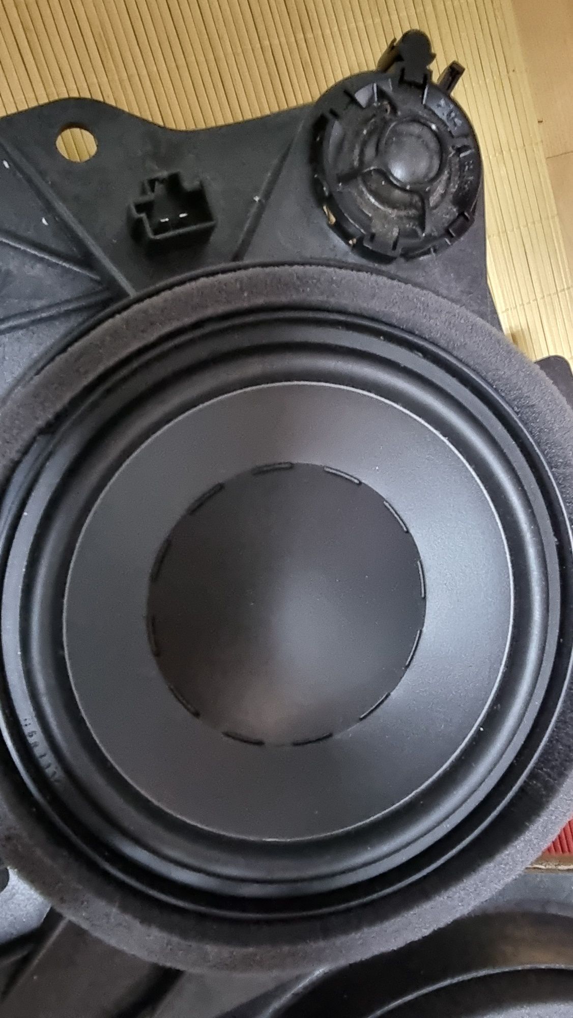 Colunas Dynaudio Volvo C30
