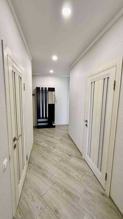 Простора 2-кімнатна квартира біля озера — закохує з першого погляду