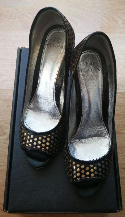 Sapatos pretos e dourados peep-toe da Fluxá tam 40