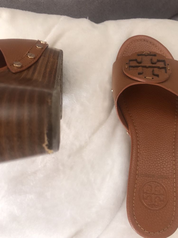Skorzane klapki na koturnie Tory Burch r.39